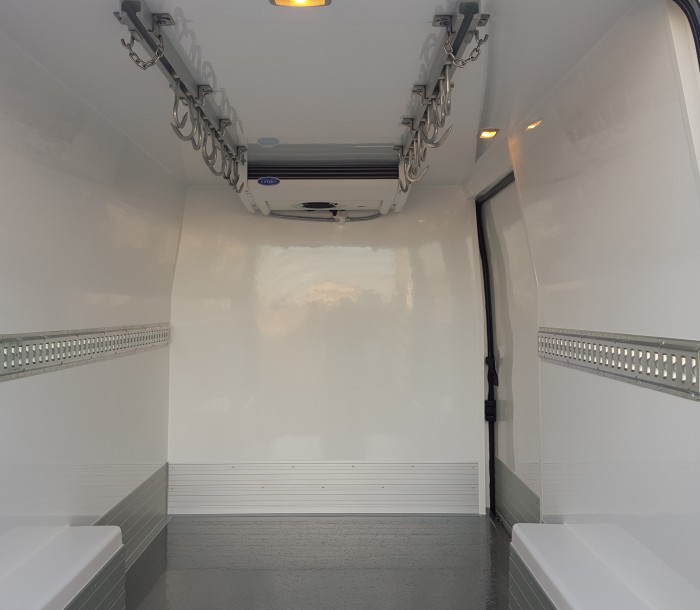 Kühlkastenwagen mit Rohrbahn